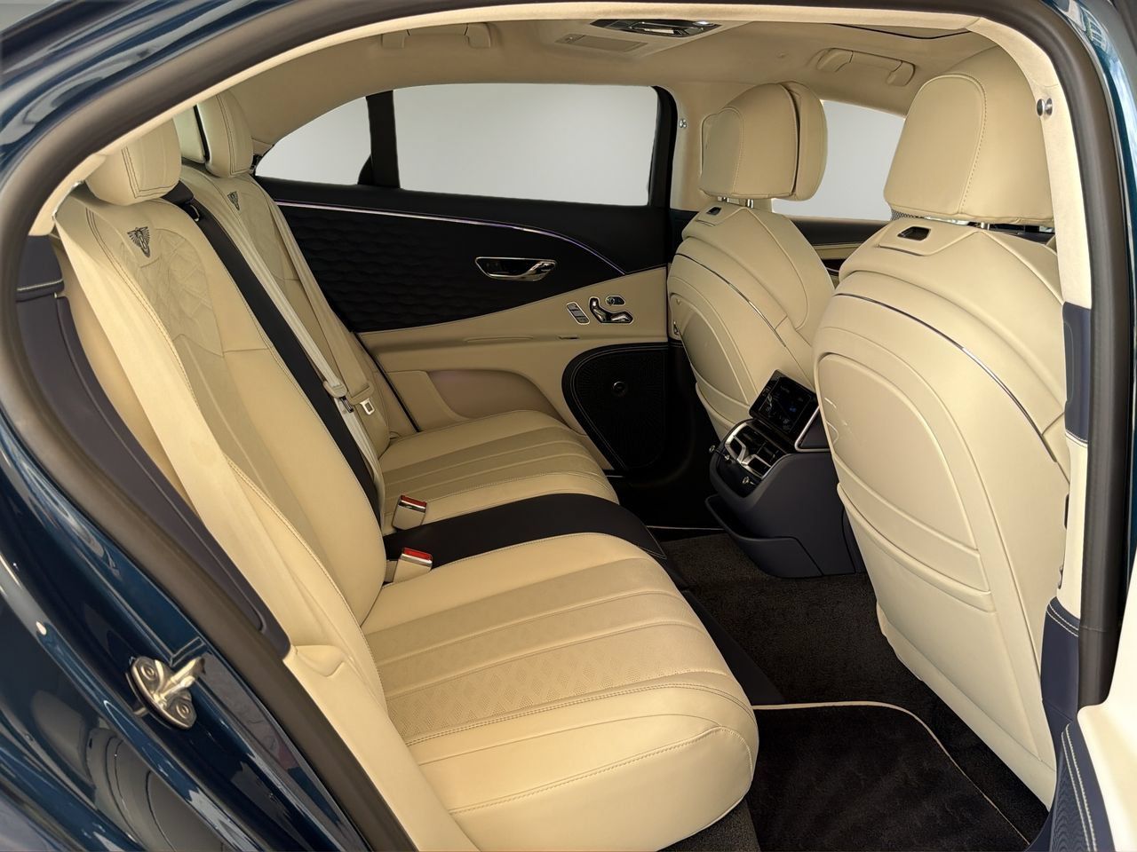 Used 2025 Bentley Flying Spur Plug-In Hybrid AWD/4WD image 25