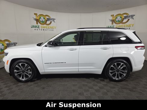 Used 2023 Jeep Grand Cherokee Overland AWD/4WD image 4