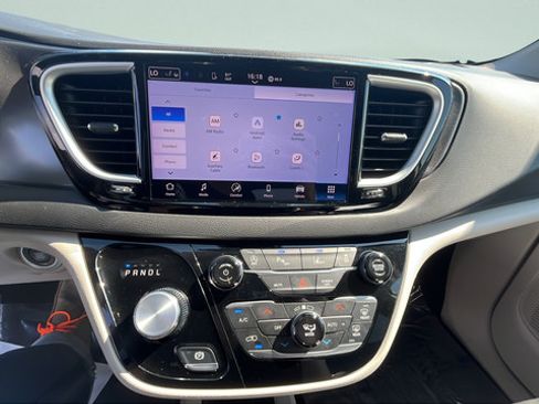 Used 2024 Chrysler Pacifica Touring-L FWD image 16