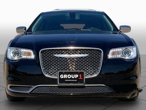 Used 2021 Chrysler 300 Touring w/ Chrome Appearance Package RWD image 4