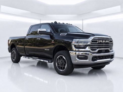 Used 2025 RAM 2500 Laramie AWD/4WD image 2