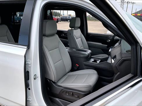 Used 2022 GMC Yukon SLT w/ SLT Premium Package image 16