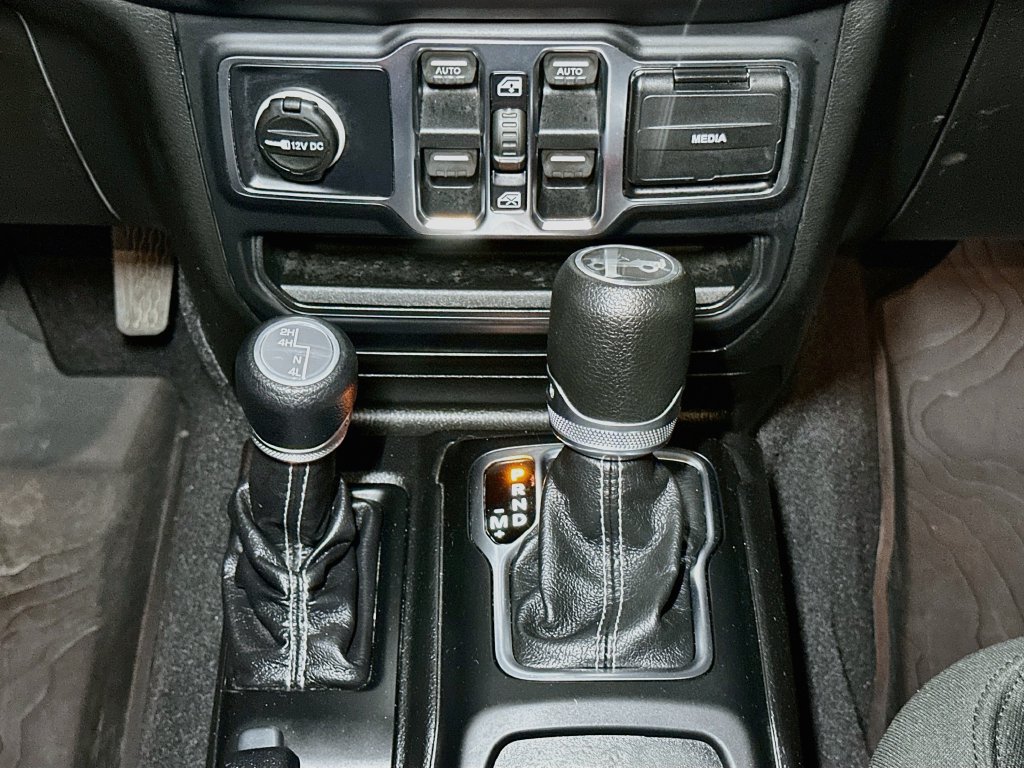 Used 2019 Jeep Wrangler Unlimited Sahara w/ LED Lighting Group AWD/4WD image 17