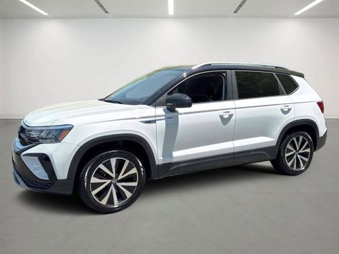 Used 2023 Volkswagen Taos SE w/ Panoramic Sunroof Package AWD/4WD image 1