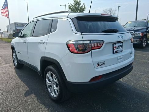 Used 2024 Jeep Compass Latitude w/ Sun and Sound Group AWD/4WD image 9