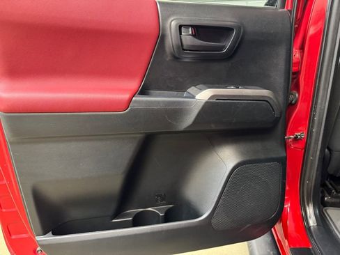 Used 2018 Toyota Tacoma SR5 w/ Four Season Floor Mat Package AWD/4WD image 14