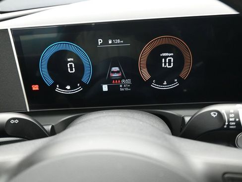 Used 2025 Hyundai Tucson SE image 12