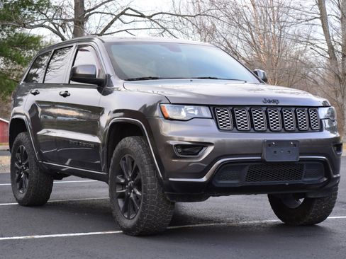 Used 2018 Jeep Grand Cherokee Altitude image 3