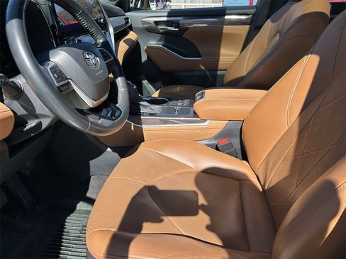 Used 2023 Toyota Highlander Platinum image 11