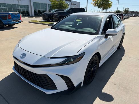 Used 2025 Toyota Camry SE FWD image 9