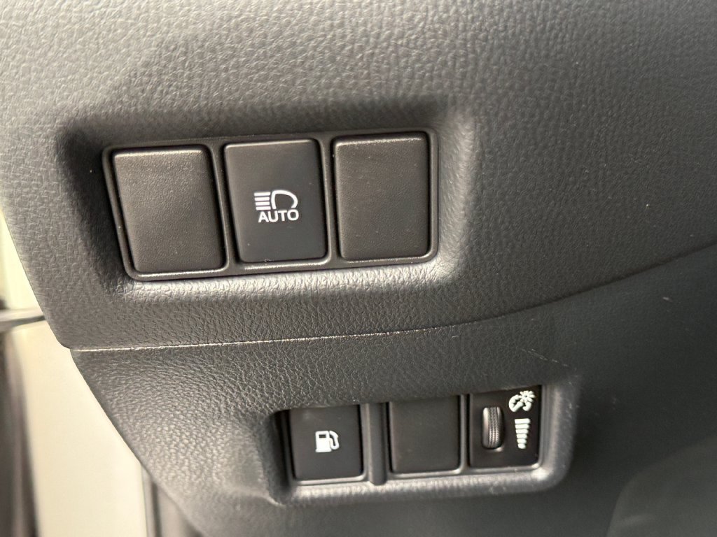 Used 2019 Toyota C-HR XLE FWD image 19