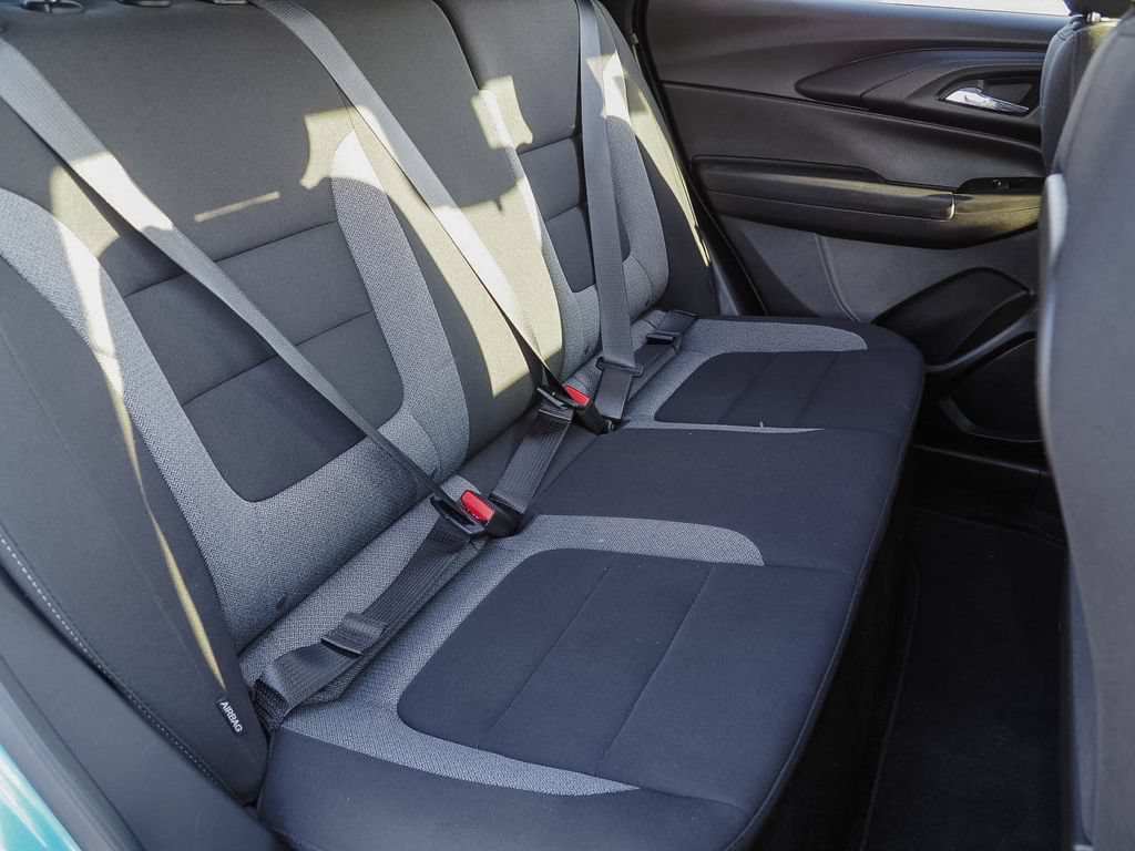 Used 2025 Chevrolet TrailBlazer LT w/ LT Cold Weather Package FWD image 19