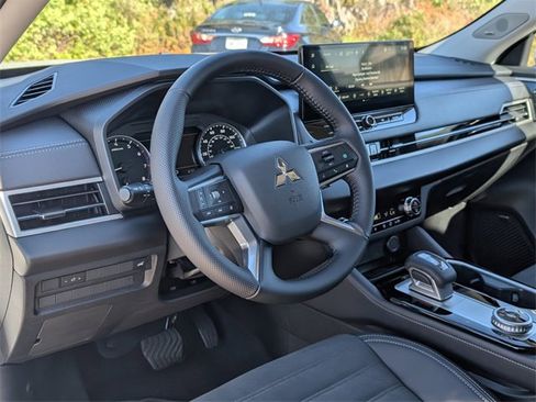 New 2025 Mitsubishi Outlander SE image 13