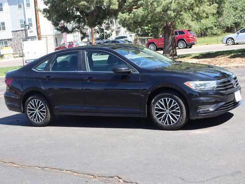 Used 2021 Volkswagen Jetta SE FWD image 2