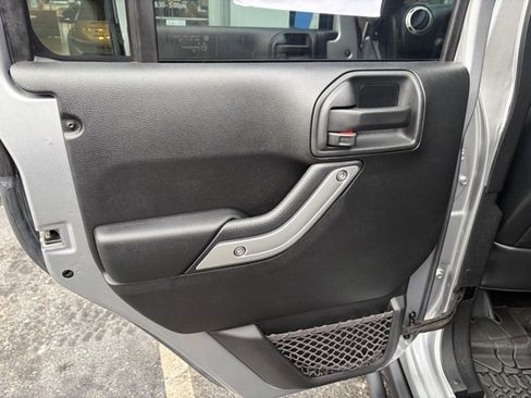 Used 2016 Jeep Wrangler Unlimited Rubicon image 14