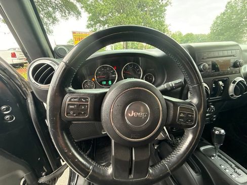 Used 2014 Jeep Wrangler Unlimited Rubicon w/ Connectivity Group AWD/4WD image 12