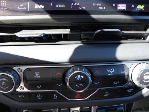 Used 2025 Jeep Wrangler Unlimited Rubicon image 24