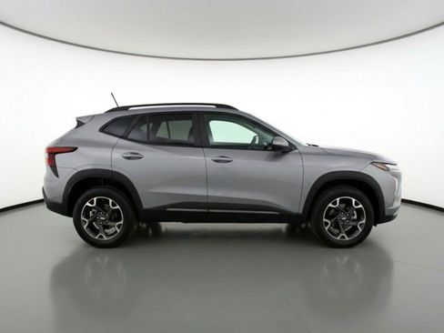 Used 2025 Chevrolet Trax LT w/ LT Convenience Package FWD image 11