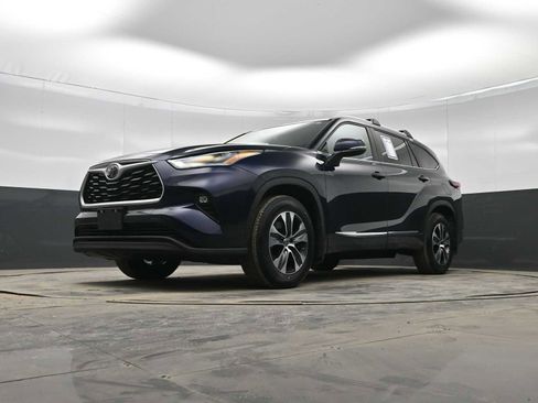 Used 2024 Toyota Highlander XLE image 32
