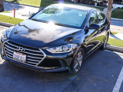Used 2017 Hyundai Elantra SE image 1