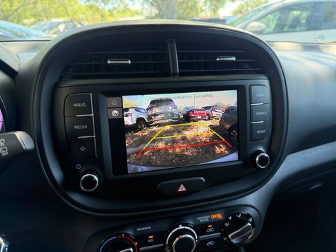 Used 2025 Kia Soul LX w/ LX Technology Package FWD image 17