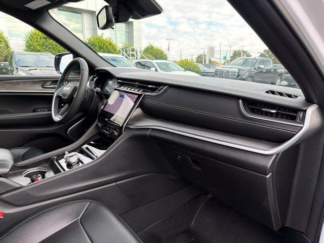 Used 2024 Jeep Grand Cherokee Limited w/ Black Appearance Package AWD/4WD image 26