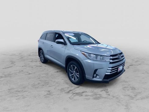 Used 2019 Toyota Highlander XLE AWD/4WD image 3