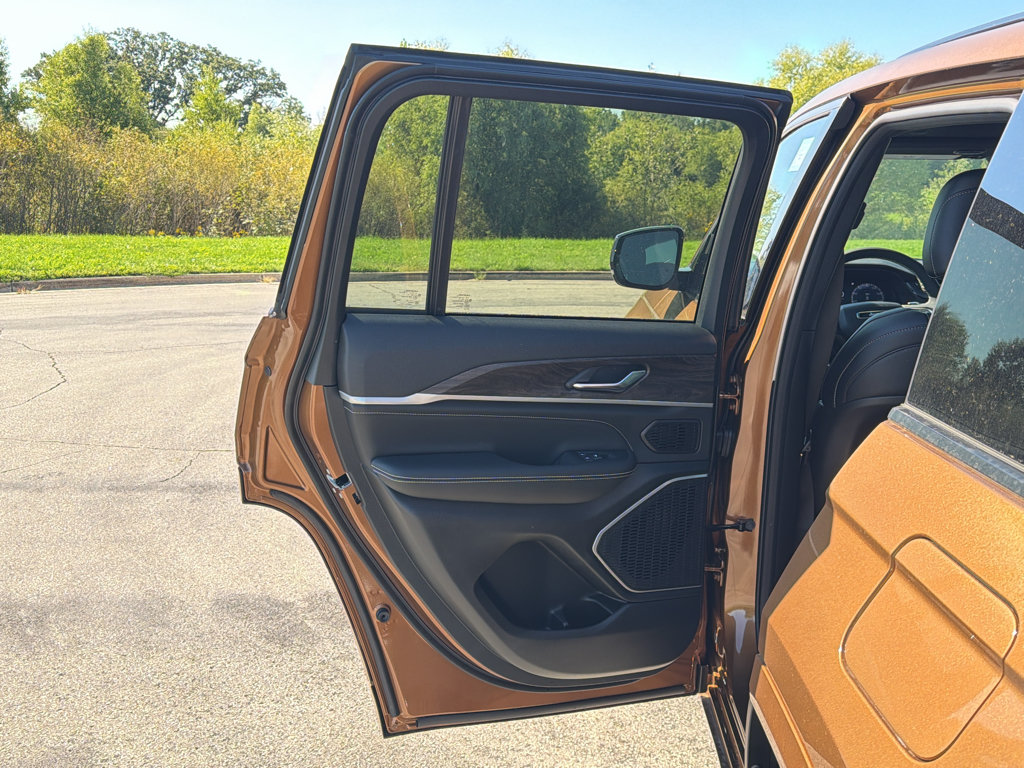 New 2027 Jeep Grand Cherokee Limited AWD/4WD image 34