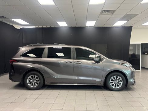 Used 2021 Toyota Sienna XLE FWD image 2