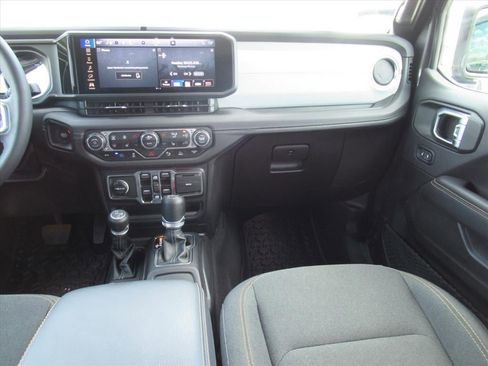Used 2025 Jeep Wrangler Unlimited Sahara w/ Safety Group AWD/4WD image 14