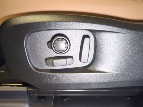 New 2026 Land Rover Defender 110 X-Dynamic SE image 14