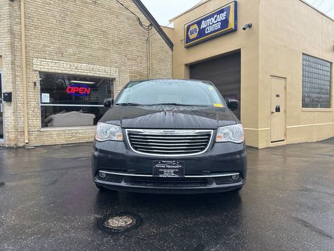 Used 2016 Chrysler Town & Country Touring w/ Driver Convenience Group image 5