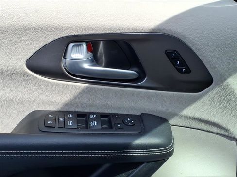 Used 2024 Chrysler Pacifica Touring-L image 25