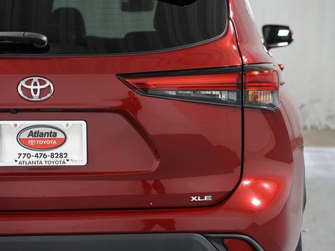 Certified 2023 Toyota Highlander XLE image 10