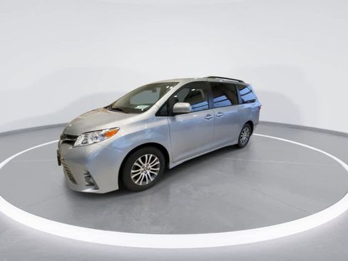Used 2019 Toyota Sienna XLE image 4