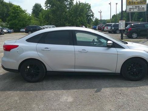 Used 2016 Ford Focus SE w/ SE Winter Package FWD image 3