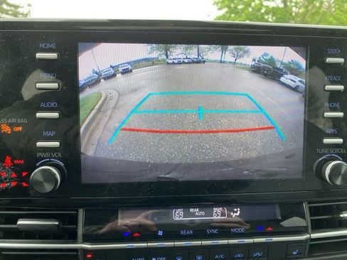 Used 2023 Toyota Sienna XLE FWD image 6