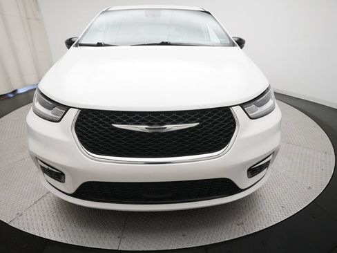 Used 2024 Chrysler Pacifica Touring-L FWD image 23