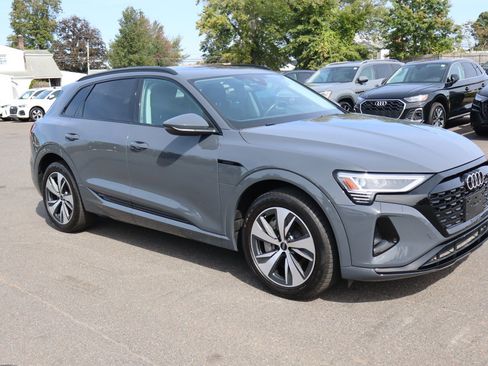 Used 2024 Audi Q8 e-tron Premium image 3
