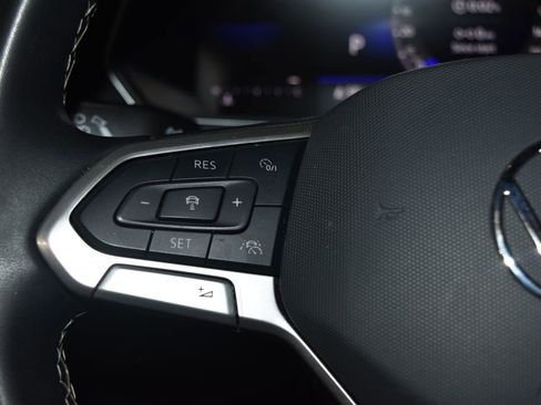 Used 2024 Volkswagen Tiguan SE image 9