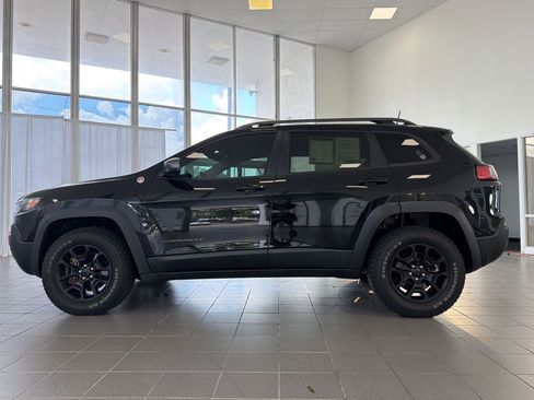 Used 2020 Jeep Cherokee Trailhawk w/ Cold Weather Group AWD/4WD image 2