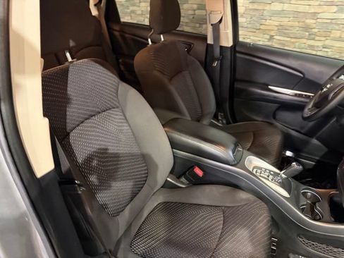 Used 2018 Dodge Journey SE w/ Blacktop Package FWD image 2