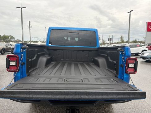 Used 2025 Jeep Gladiator Sport w/ Premium Package image 9