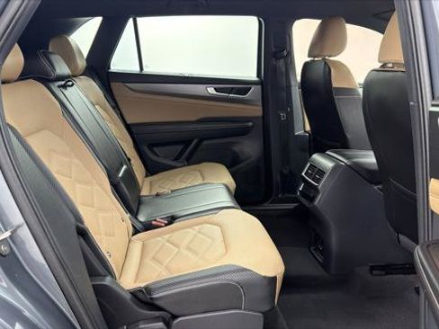 Used 2024 Volkswagen Atlas Cross Sport SE FWD image 18