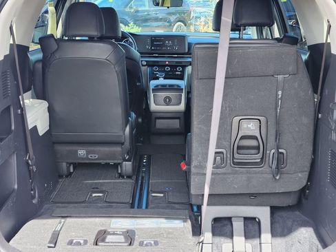 Certified 2023 Kia Carnival LX image 17