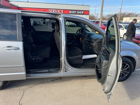 Used 2017 Dodge Grand Caravan SE image 10
