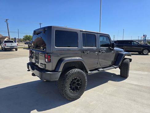 Used 2018 Jeep Wrangler Unlimited Sahara image 3