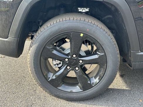 New 2025 Jeep Grand Cherokee Limited w/ Luxury Tech Group II image 17