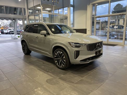 Used 2025 Volvo XC90 B6 Plus image 2