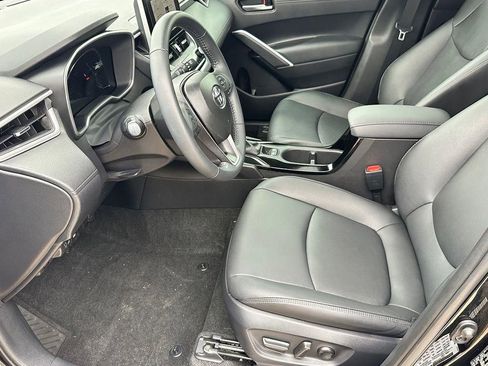 Used 2025 Toyota Corolla Cross XLE w/ Convenience Package FWD image 5